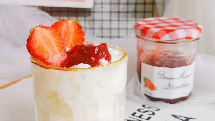 草莓酸奶冰