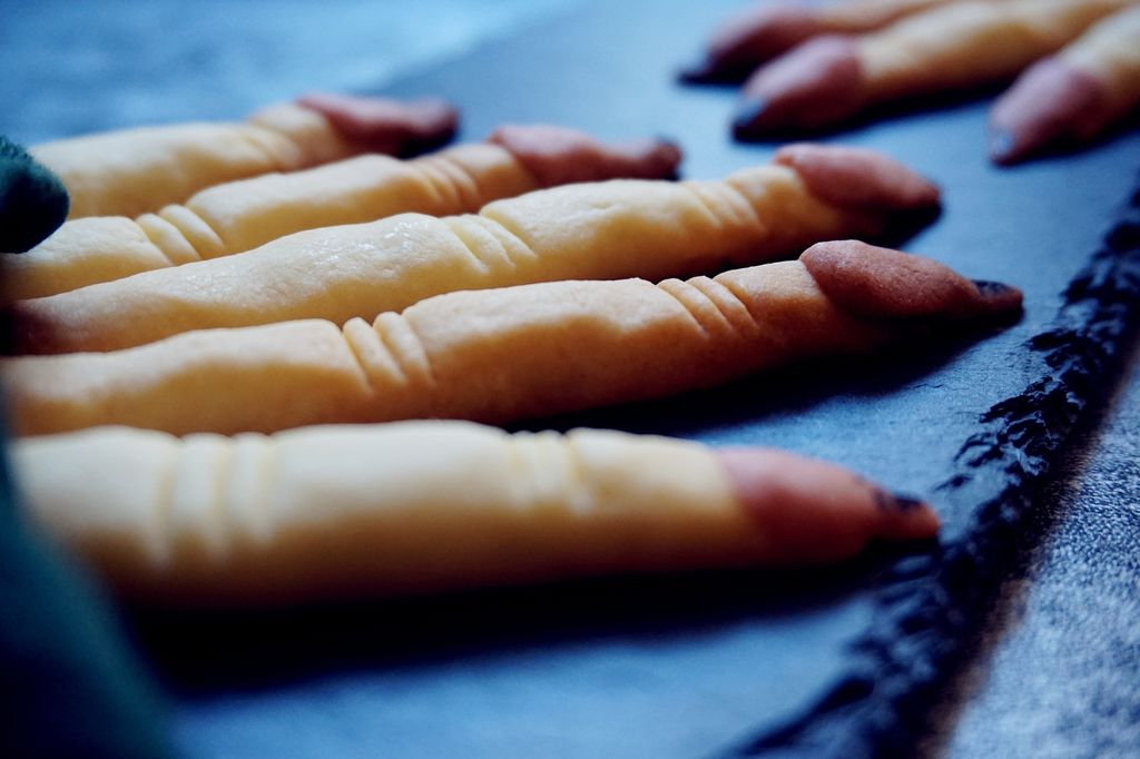 Halloween - Witch finger cake