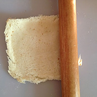   肉松沙拉奶酪吐司卷的做法图解2