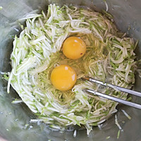 快手早餐-茭瓜（西葫芦）鸡蛋饼的做法图解3