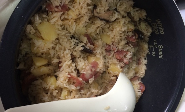香菇土豆臘腸燜飯