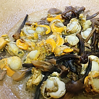 #一学就会快手菜#黑皮鸡枞菌扇贝肉的做法图解2