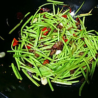 藜蒿炒腊肉的做法图解4