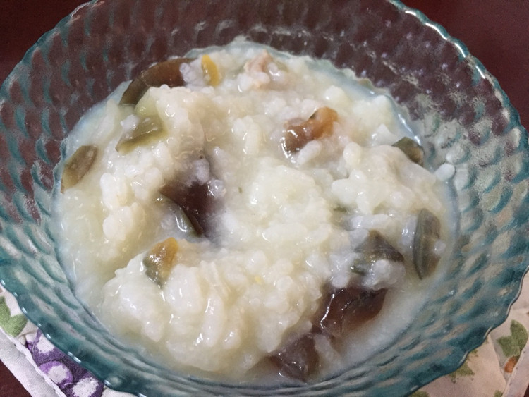 【暗黑料理－煮】皮蛋瘦肉粥的做法