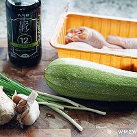 夏日凉拌菜～葫芦瓜丝拌鸡腿的做法图解1