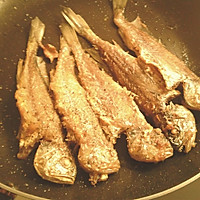 干煎黄鱼的做法图解4