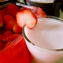 破壁机料理 草莓牛奶驾到！～