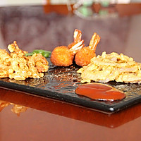 拼盘三侠：黄金凤尾虾，鱿鱼须，洋葱圈的做法图解4