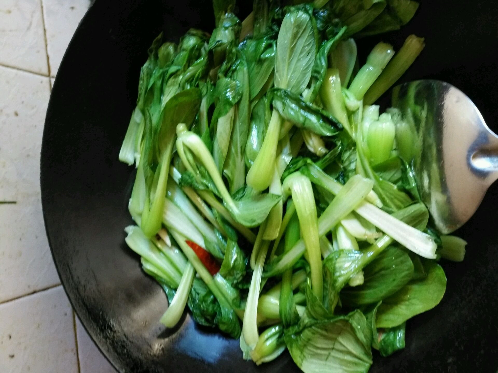 分享一道广式白灼青菜的做法厨师长做道白灼青菜，2分钟学会，不出水不掉色 - 奇点