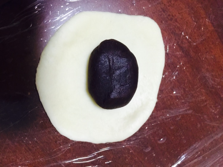 豆沙面包的做法图解2