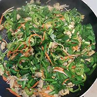 韭菜辣椒红萝卜金针菇炒花甲肉的做法图解6