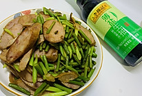 #李锦记X豆果 夏日轻食美味榜#红肠炒蒜苔的做法