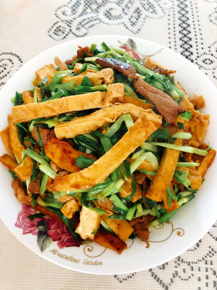 蒜苗炒油豆腐的做法
