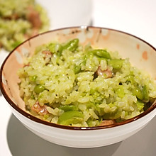 【小鲜侠2分钟美食】蚕豆火腿饭