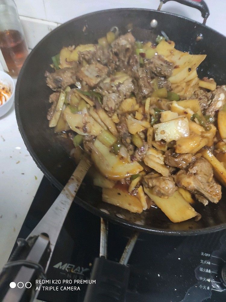 （像红烧）干锅土豆莴笋排骨（老干妈）的做法