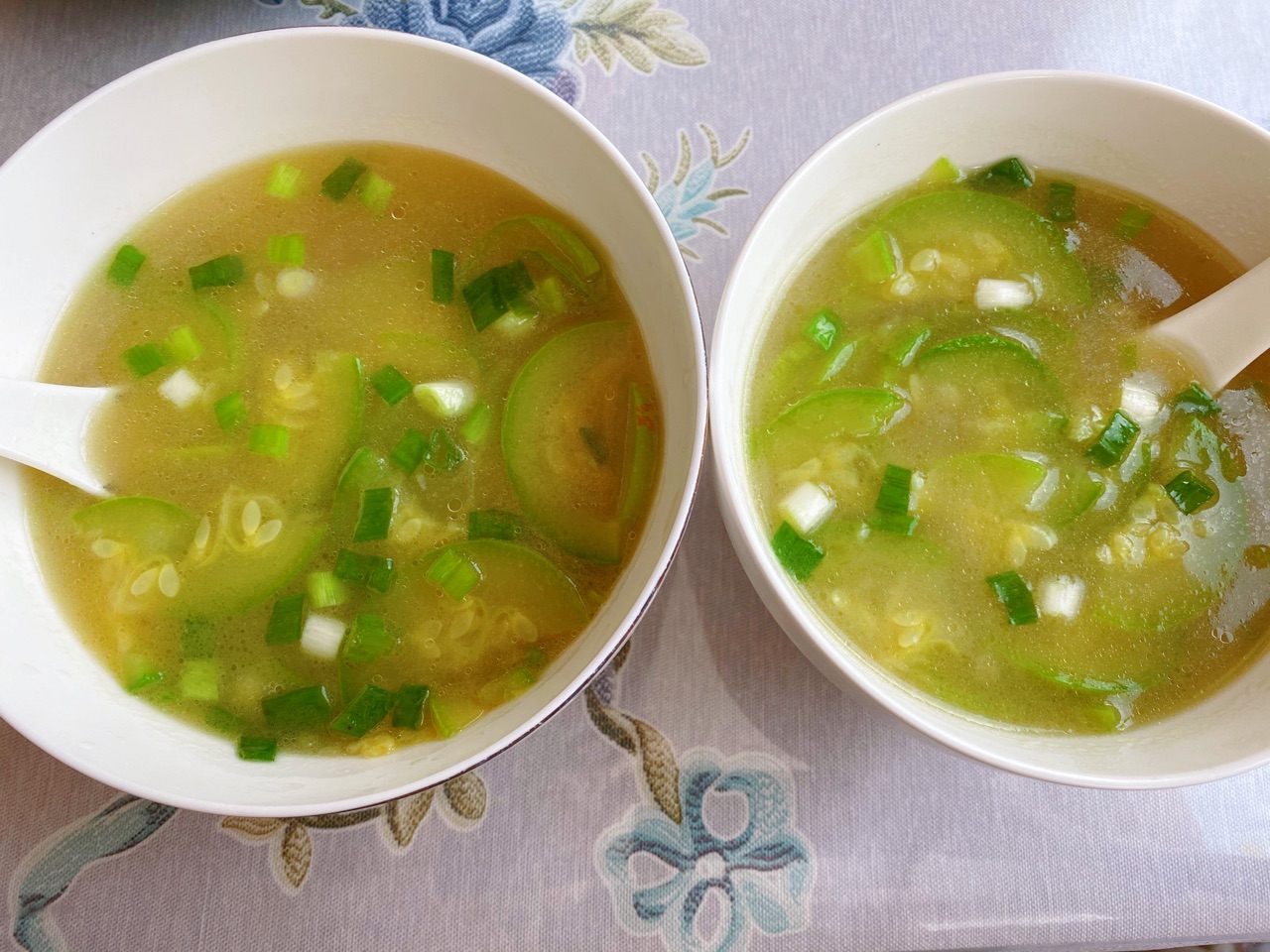 西葫芦豆腐汤,西葫芦豆腐汤的家常做法 - 美食杰西葫芦豆腐汤做法大全