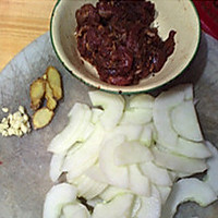 老黄瓜炒肉的做法图解2