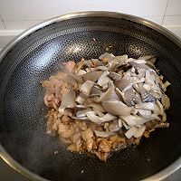 #i上冬日 吃在e起#蒜香肉片炒蘑菇的做法图解7