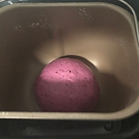 火龙果豆沙蛋黄软欧包的做法图解4