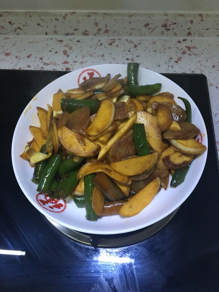腊肉炒茭白尖椒的做法