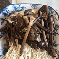 番茄菌菇巴沙鱼汤的做法图解1