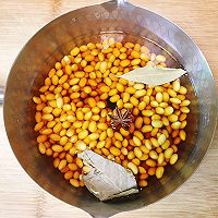 #换着花样吃早餐#五香麻辣黄豆的做法图解2