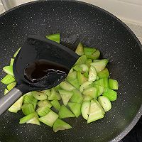 普通的食材也发光—蒜香炒丝瓜的做法图解4