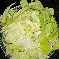 包菜炒肉的做法图解2