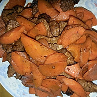 红萝卜炒肉的做法图解1