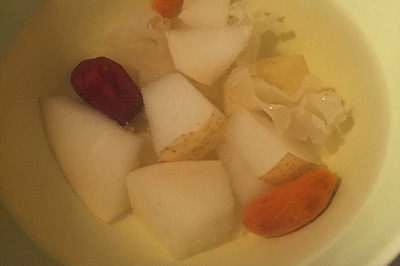 红枣枸杞银耳雪梨汤 咳嗽必备，润肺哦