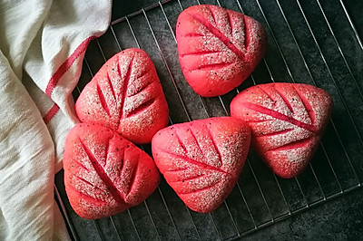 红树叶火龙果豆沙面包