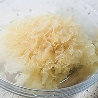 银耳莲子百合羹的做法图解1