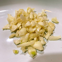 用清炒莴笋，带给你一份清新的滋味的做法图解2