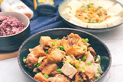 芋头烧鸡+豆腐蒸虾米+紫米饭