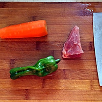 胡萝卜炒肉片的做法图解1