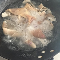 肉皮冻的做法图解1