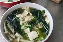 #少盐饮食 轻松生活#杂菌裙带菜豆腐汤的做法