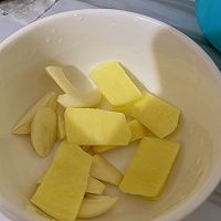 腐竹焖鹅掌的做法图解1
