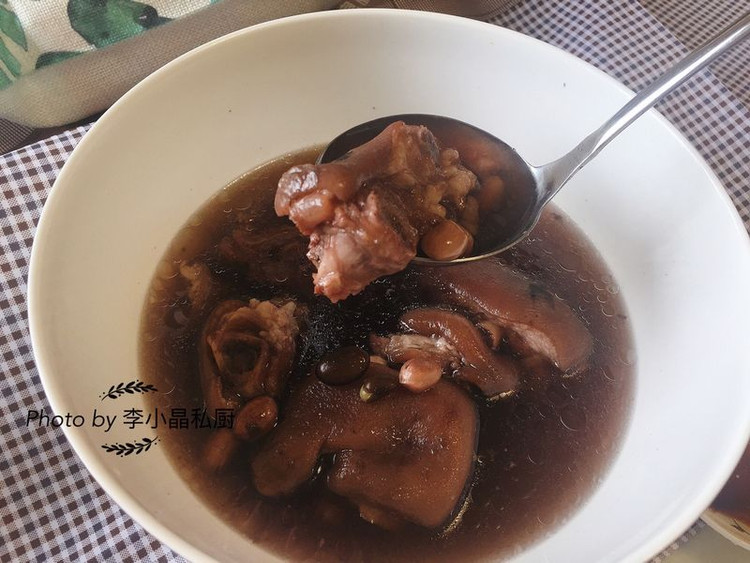 黑豆花生猪脚汤的做法