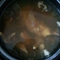藕香菇胡萝卜牛骨头汤的做法图解4