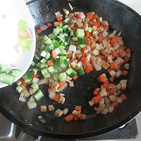肉丁杂蔬炒馒头丁的做法图解10