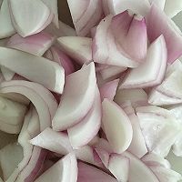 #不容错过的鲜美滋味#洋葱炒虾球的做法图解1