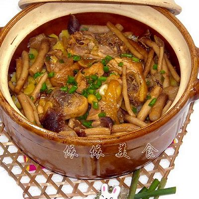 茶树菇滑鸡煲仔饭