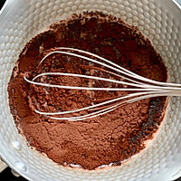 法芙娜可可粉烤的巧克力戚风蛋糕的做法图解3