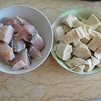 泡椒冻豆腐炖咸鱼块的做法图解3