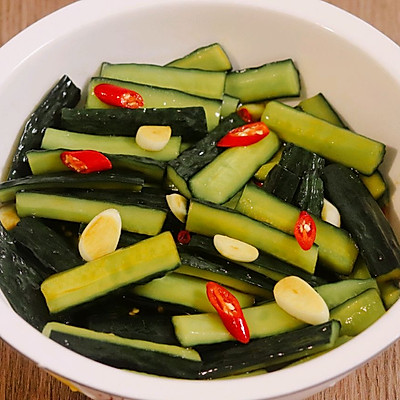 脆爽黄瓜条，酸辣开胃，夏日必备小菜。