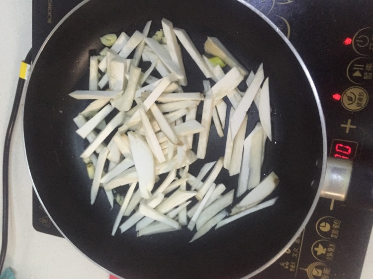 芹菜炒杏鲍菇的做法图解3