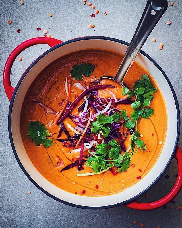 Small lentil soup with curry and coconut