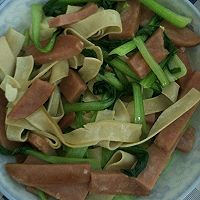 炒青菜百叶火腿肠的做法图解1