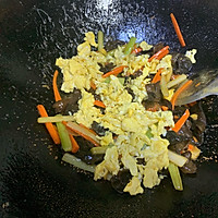 木耳西芹胡萝卜炒鸡蛋的做法图解10